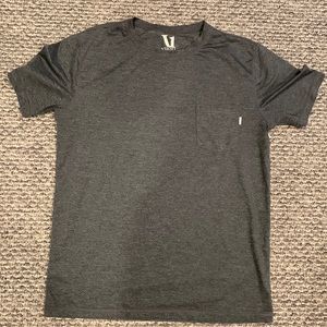 Vuori men’s short sleeve athletic tshirt in Grey size medium